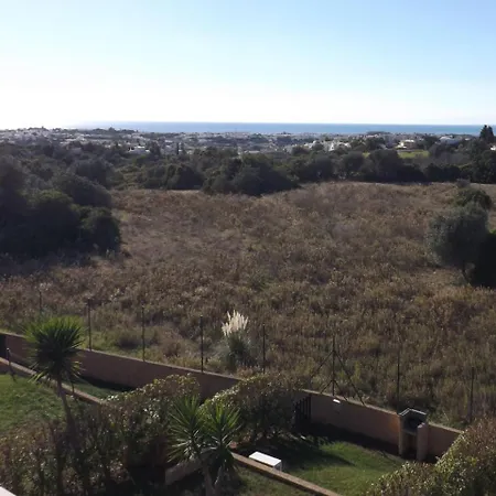 Holiday Ocean View Residences 度假居